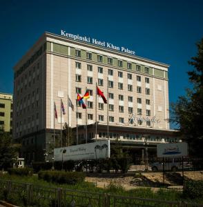 乌兰巴托汗宫凯宾斯基酒店的喀土穆汗宫殿阿克里特克里特酒店 - 顶部有旗帜
