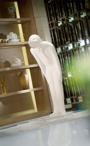 上海静安凯宾斯基全套房酒店的商店陈列柜中的白雕像