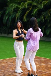 深圳深圳凯宾斯基酒店(24小时入住礼遇，视酒店入住率而定）的两个女人在网球场上站在一起