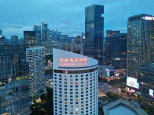 深圳深圳凯宾斯基酒店(24小时入住礼遇，视酒店入住率而定）的一座高大的建筑,上面有城市的标志