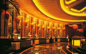 深圳深圳凯宾斯基酒店(24小时入住礼遇，视酒店入住率而定）的大楼的大堂,设有大型天花板