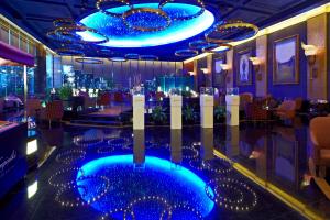 深圳深圳凯宾斯基酒店(24小时入住礼遇，视酒店入住率而定）的餐厅天花板上设有蓝色的灯光