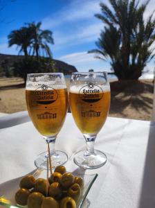 阿桂拉斯Casa La Vuelta的两杯啤酒和一盘橄榄