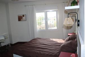 阿桂拉斯Casa La Vuelta的一间卧室设有一张床和一个窗口