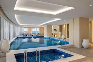 阿可贺巴Hilton Al Khobar King Fahd Causeway的在酒店房间的一个大型游泳池