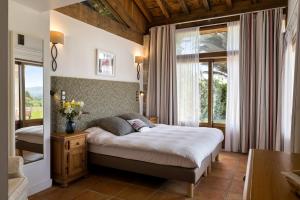 圣让-德吕兹金丝猴住宅酒店的一间设有床铺的卧室,位于带窗户的房间内