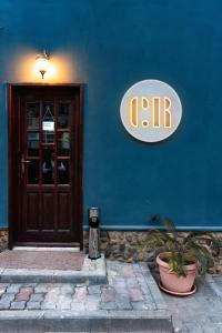 克卢日-纳波卡Casa Rosu的蓝色的建筑,有门和标志