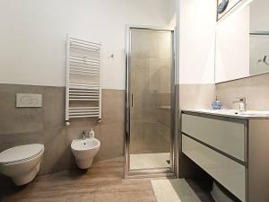 热那亚Genova Center Apartment - San Martino的带淋浴、卫生间和盥洗盆的浴室