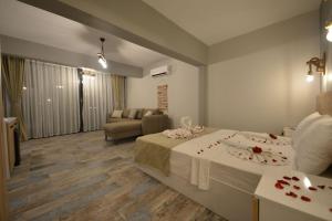 马尔马里斯TRAKHEİA OTEL的酒店客房设有床和客厅。