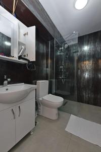 马尔马里斯TRAKHEİA OTEL的浴室配有卫生间、盥洗盆和淋浴。