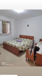 MontefalcioneDa Totonno的卧室配有床、椅子和窗户。