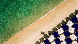 欧拉努波利斯Avaton Luxury Beach Resort - Relais & Chateaux的享有海滩上方的蓝色和白色遮阳伞美景