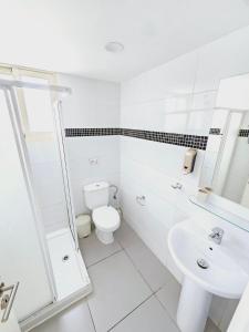 拉纳卡斯蒂芬妮城市公寓的白色的浴室设有卫生间和水槽。