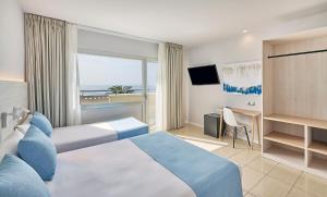 罗列特海岸URH怡东别墅的酒店客房设有床和窗户。