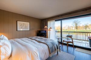莱斯比Laceby Manor - Spa & Golf Resort的一间卧室设有一张床和一个大窗户