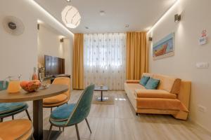 斯普利特Perimar Luxury Apartments and Rooms Split Center的客厅配有沙发和桌子