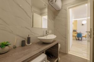 斯普利特Perimar Luxury Apartments and Rooms Split Center的一个带白色碗水槽的柜台浴室