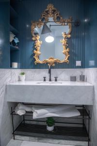 拉马萨L'Hôtel Particulier La Marsa的一间带大水槽和镜子的浴室
