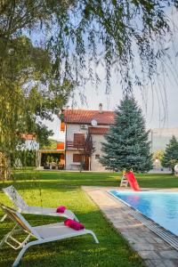 CetinaVilla Leko Dream House的后院设有带滑梯的游泳池和游乐场
