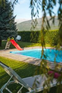 CetinaVilla Leko Dream House的游泳池旁的红色滑梯