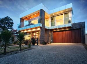 North ShoreGeelong Luxury Beach K Villa的前面有一个红色车库的房子