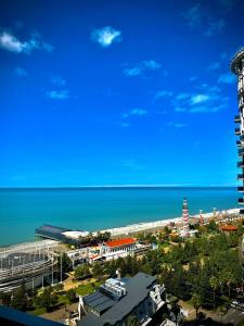 巴统Aparthotel Holiday Lux Batumi的享有海滩和大海的景色