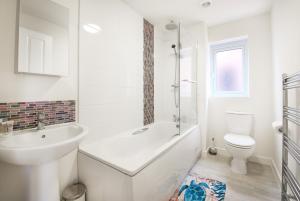 利物浦GuestReady - Humble Abode by Anfield Stadium的白色的浴室设有浴缸和卫生间。
