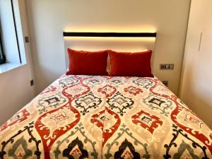 阿威罗RIACENTRUM - Smart Residence的一间卧室配有床,床上装有被子