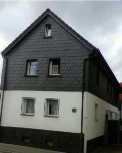 Ober-Mörlen01 Manuela的一间大型黑白色房屋,设有窗户