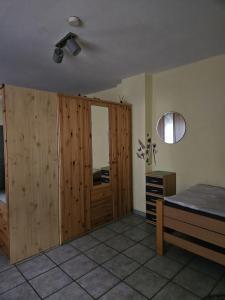Ober-Mörlen01 Manuela的一间卧室配有木制衣柜和一张床
