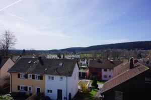 弗罗伊登施塔特Sonnenhalde Panoramablick的享有小镇的空中景致,设有房屋