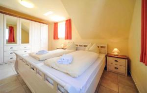 富伦多夫Stunning Apartment In Fuhlendorf With Lake View的一间卧室配有两张带毛巾的床