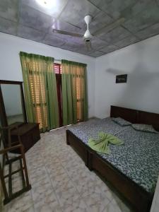 AmbanpolaHotel Mihira Village的一间卧室配有一张床和一把椅子