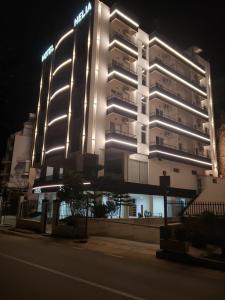 萨兰达Helia Hotel的一座建筑的侧面有灯