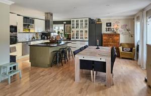波什格伦Cozy Home In Porsgrunn With Heated Swimming Pool的一个带桌子和台面的大厨房
