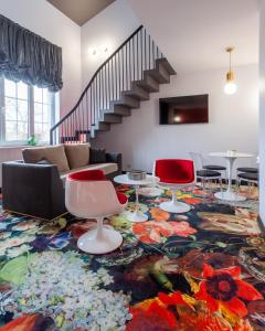 帕兰加Amsterdam Plaza Hotel & SPA的客厅设有楼梯和花毯