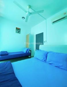 汝来Mesahill Studio 2 Fullbed by DKAY in Nilai的蓝色客房配有两张床和吊扇。