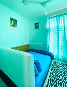 汝来Mesahill Studio 2 Fullbed by DKAY in Nilai的蓝色的客房设有床和窗户。