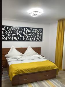 米奥修德萨斯Vila Emage的一间卧室配有一张黄色毯子床