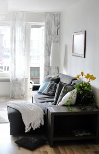 罗瓦涅米皮里克市中心公寓的客厅配有沙发和桌子