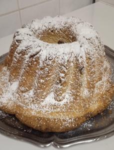 莱瓦尔坦Au Domaine de PY的盘子里的糖粉包起来的蛋糕