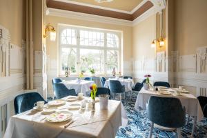 巴特诺因阿尔-阿尔韦勒曙光别墅私人酒店的一间带桌椅的用餐室和窗户。