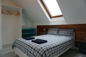 LeapBallyroe Accommodation的一间卧室配有一张床,上面有两条毛巾
