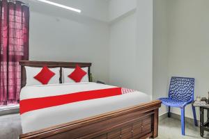 GachibowliCollection O Manikonda - Managed by Company的一间卧室配有一张床和一张蓝色椅子