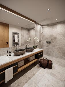 菲伯布伦ADEA Lifestyle Suites Fieberbrunn的一间带两个盥洗盆和大镜子的浴室