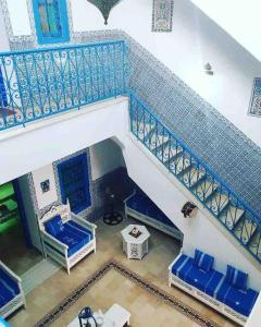 比塞大Dar Sandra Bizerte的享有楼梯上方的蓝色椅子美景