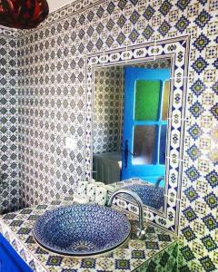 比塞大Dar Sandra Bizerte的一间带水槽和镜子的浴室