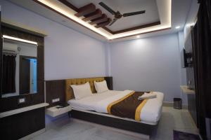 JasidihHotel Asha Inn的一间卧室设有一张带天花板的大床