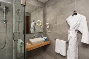 阿莱曼Rixos Premium Alamein的一间带水槽和淋浴的浴室