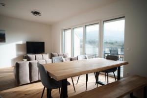 PetschnitzenPremium Apartments Monterra的客厅配有木桌和沙发